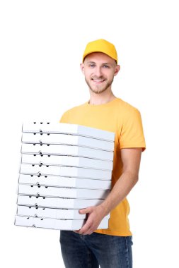 Teslimatçı beyaz arka plan üzerinde pizza ile