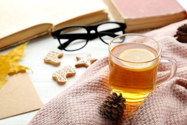 Çay gingerbread çerezleri, siyah gözlük ve Kitaplar