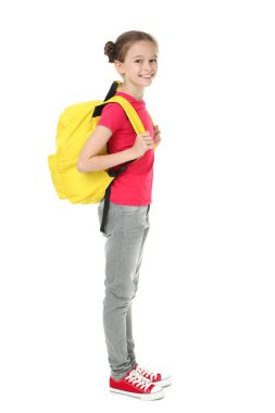 Beyaz arka plan üzerinde sırt çantası ile genç kız