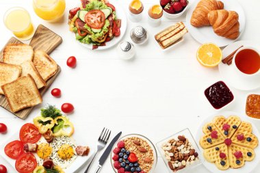 Taze ve lezzetli bir kahvaltı mutfak masasında