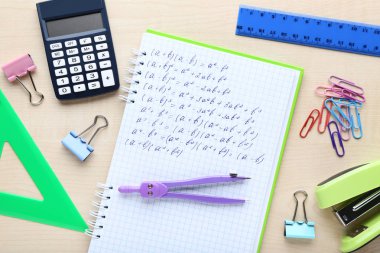 Alıştırma kitabı matematik formülleri ve okul malzemeleri