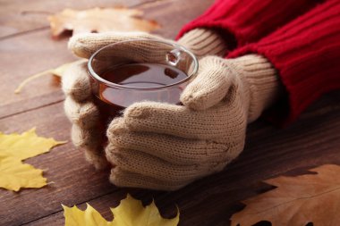 çay ahşap masa üzerinde tutan eller