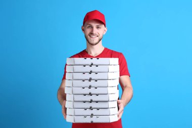 Teslimatçı pizza üzerinde mavi arka plan ile