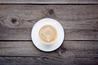 Tahta masada bir fincan kahve.