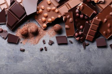 Çikolata parçaları ile fındık ve şeker topları ahşap tablo