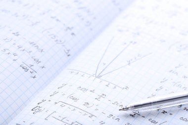 Alıştırma kitabı matematik formülleri ve kalem ile