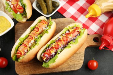 Sosisli sandviç ketçap, hardal ve sebze ahşap tablo