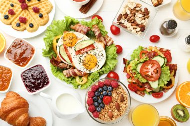 Beyaz ahşap masa üzerinde lezzetli breakfast