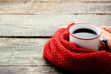 Ahşap masa üzerinde kırmızı eşarp ile kahve
