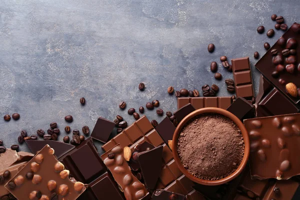 Coklat Potongan Dengan Coklat Bubuk Dalam Mangkuk Dan Biji Kopi — Stok Foto