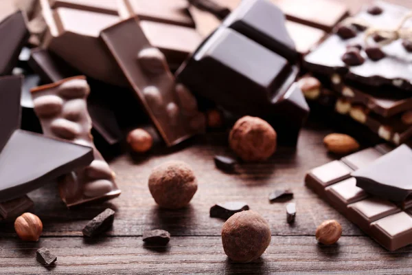 Piezas Chocolate Con Nueces Sobre Mesa Madera Marrón —  Fotos de Stock