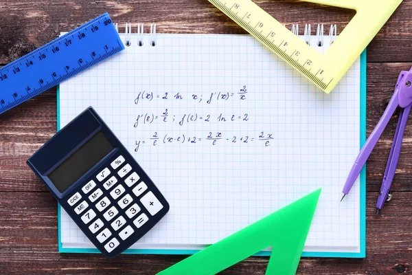 Alıştırma kitabı matematik formülleri ve okul malzemeleri