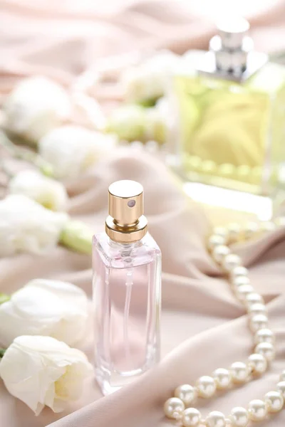 Frasco Perfume Con Flores Perlas Eustoma Sobre Fondo Satinado —  Fotos de Stock