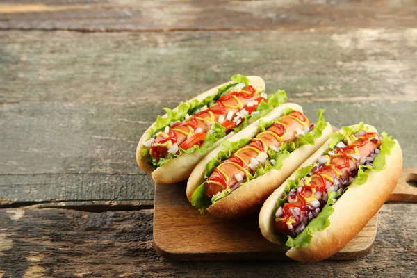 Perros Calientes Con Ketchup Mostaza Verduras Mesa Madera — Foto de Stock