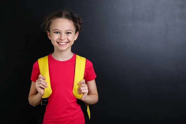 Blackboard Arka Plan Üzerinde Sırt Çantası Ile Genç Kız — Stok fotoğraf
