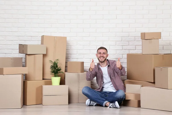 Joven Con Cajas Cartón Sobre Fondo Pared Ladrillo —  Fotos de Stock