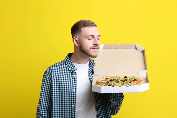 Fiatal Férfi Pizza Kartondobozban Sárga Háttér — Stock Fotó