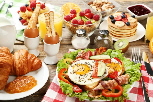 Tahta masada nefis bir kahvaltı.