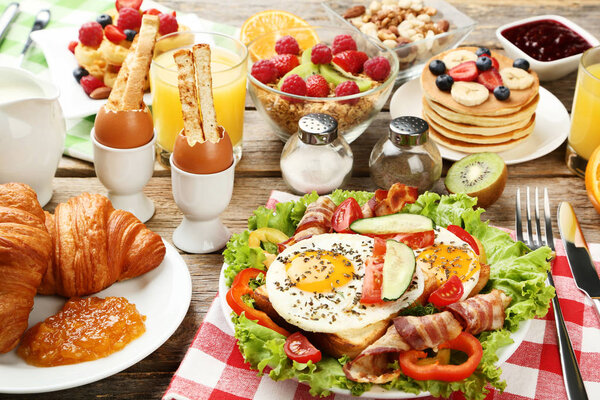 Вкусный завтрак на деревянном столе