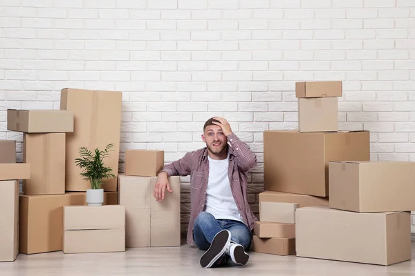 Joven Con Cajas Cartón Sobre Fondo Pared Ladrillo — Foto de Stock