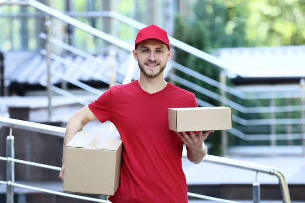 Entrega Homem Uniforme Vermelho Com Caixas Papelão — Fotografia de Stock