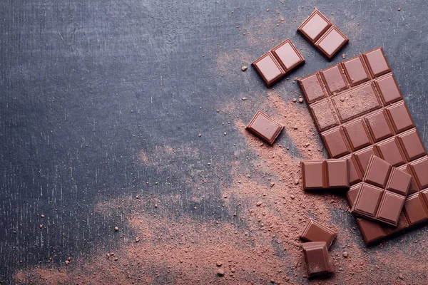 Pedaços Chocolate Com Cacau Mesa Madeira — Fotografia de Stock
