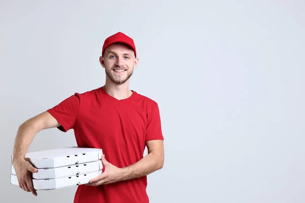 Leverans Mannen Med Pizza Grå Bakgrund — Stockfoto