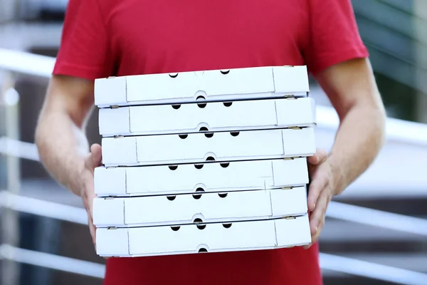 Entrega Homem Com Pizza Caixas Papelão — Fotografia de Stock