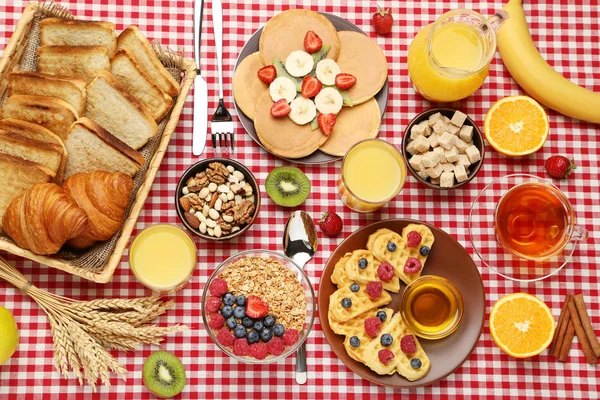 Gesundes Und Leckeres Frühstück Auf Dem Küchentisch — Stockfoto