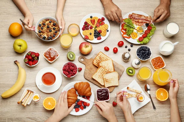 Familia Feliz Desayunando Sabroso Por Mañana — Foto de Stock