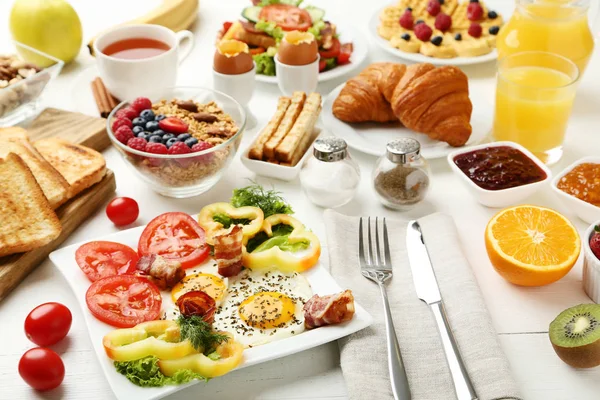 Frisches Und Leckeres Frühstück Auf Dem Küchentisch — Stockfoto