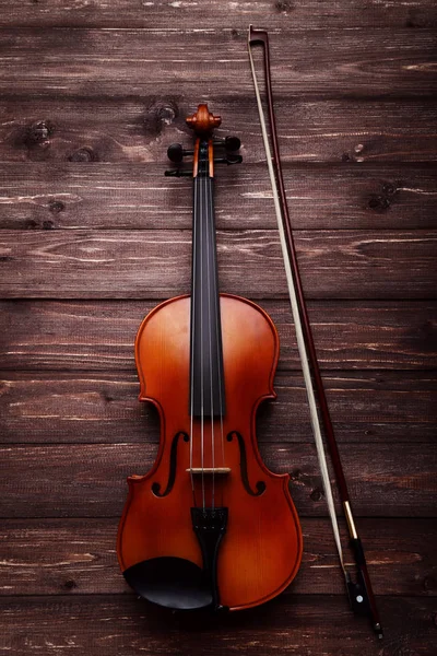 Violín Con Lazo Sobre Mesa Madera Marrón —  Fotos de Stock