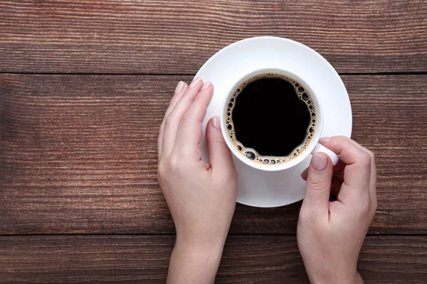 Vrouwelijke Handen Met Kopje Koffie Houten Achtergrond — Stockfoto