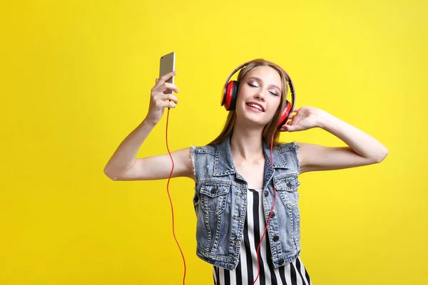 Jonge Vrouw Met Hoofdtelefoon Smartphone Gele Achtergrond — Stockfoto