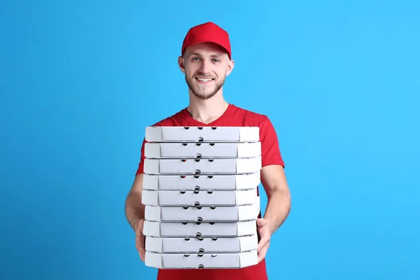 Leverans Mannen Med Pizza Blå Bakgrund — Stockfoto