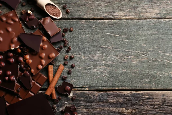 Coklat Potongan Dengan Kacang Dan Biji Kopi Atas Meja Kayu — Stok Foto