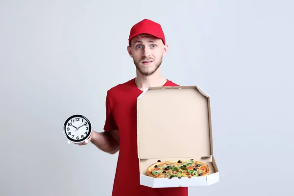 Levering Man Met Pizza Kartonnen Doos Klok Grijze Achtergrond — Stockfoto