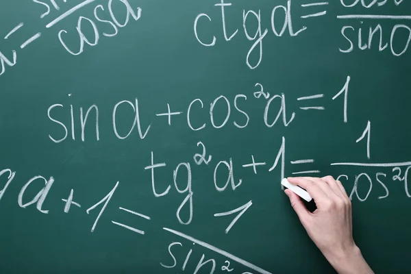 Vrouwelijke Hand Schrijven Van Wiskunde Formules Schoolbord — Stockfoto