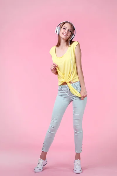 Retrato Mujer Joven Con Auriculares Sobre Fondo Rosa — Foto de Stock