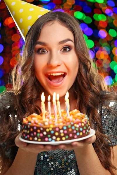 Mujer Joven Sosteniendo Pastel Con Velas Fondo Luces —  Fotos de Stock