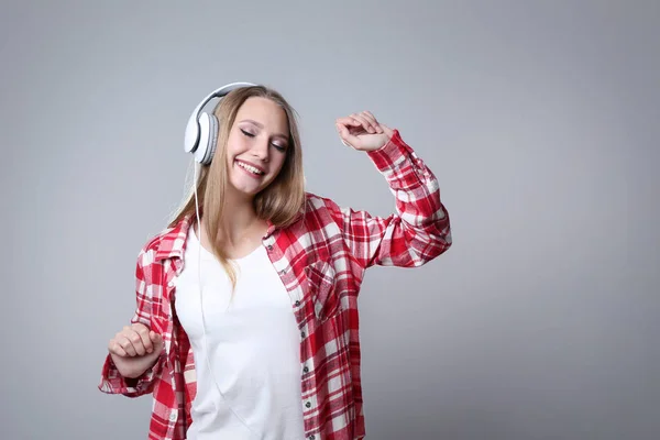 Jonge Vrouw Met Koptelefoon Grijze Achtergrond — Stockfoto