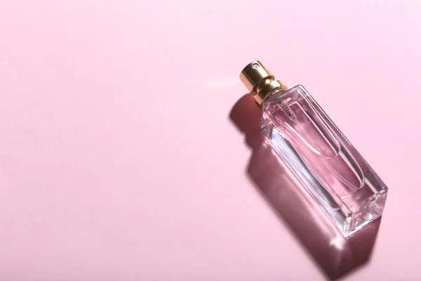 Μπουκάλι Άρωμα Ροζ Φόντο — Φωτογραφία Αρχείου