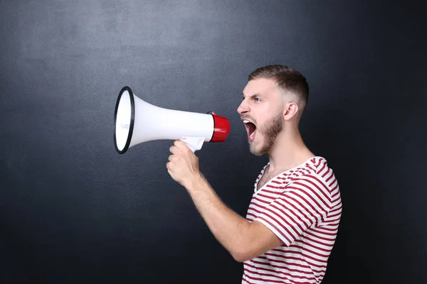 Jonge Man Schreeuwen Megafoon Schoolbord Achtergrond — Stockfoto