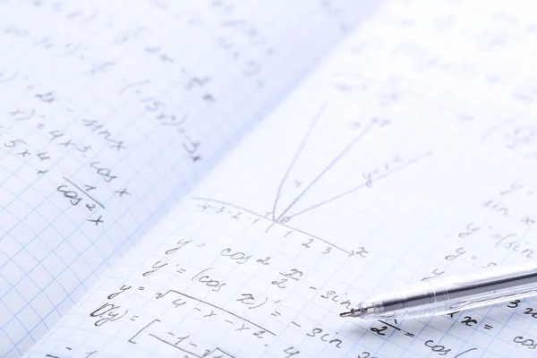 数学の数式とペン練習帳 — ストック写真