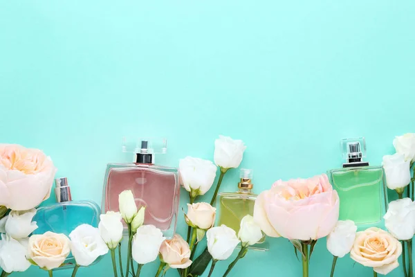 Flacons Parfum Avec Des Fleurs Sur Fond Menthe — Photo