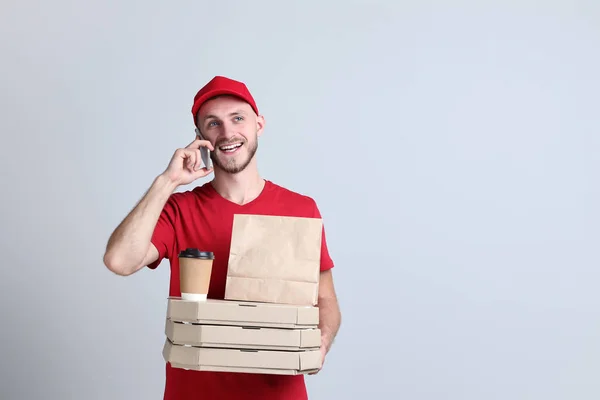 Człowiek Dostawy Pizza Papieru Torba Szarym Tle — Zdjęcie stockowe