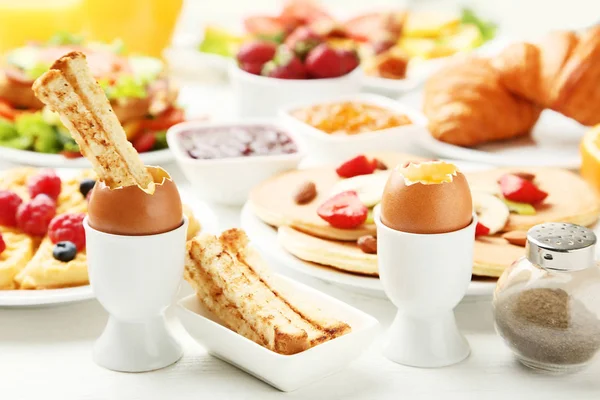 Vers Smakelijk Ontbijt Witte Keukentafel — Stockfoto