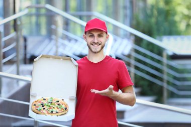 Karton kutu içinde pizza teslimi adam