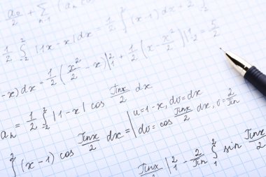 Alıştırma kitabı matematik formülleri ve kalem ile