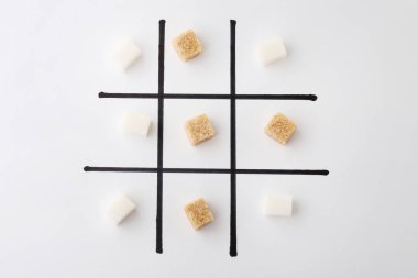 Beyaz arka plan üzerinde kesme şeker tarafından Tic tac toe oyunu
